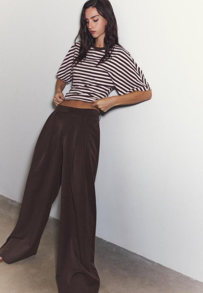 Getailleerde broek met Wide Leg pijpen en coupenaden Getailleerde broek met Wide Leg pijpen en coupenaden