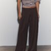 Getailleerde broek met Wide Leg pijpen en coupenaden Getailleerde broek met Wide Leg pijpen en coupenaden
