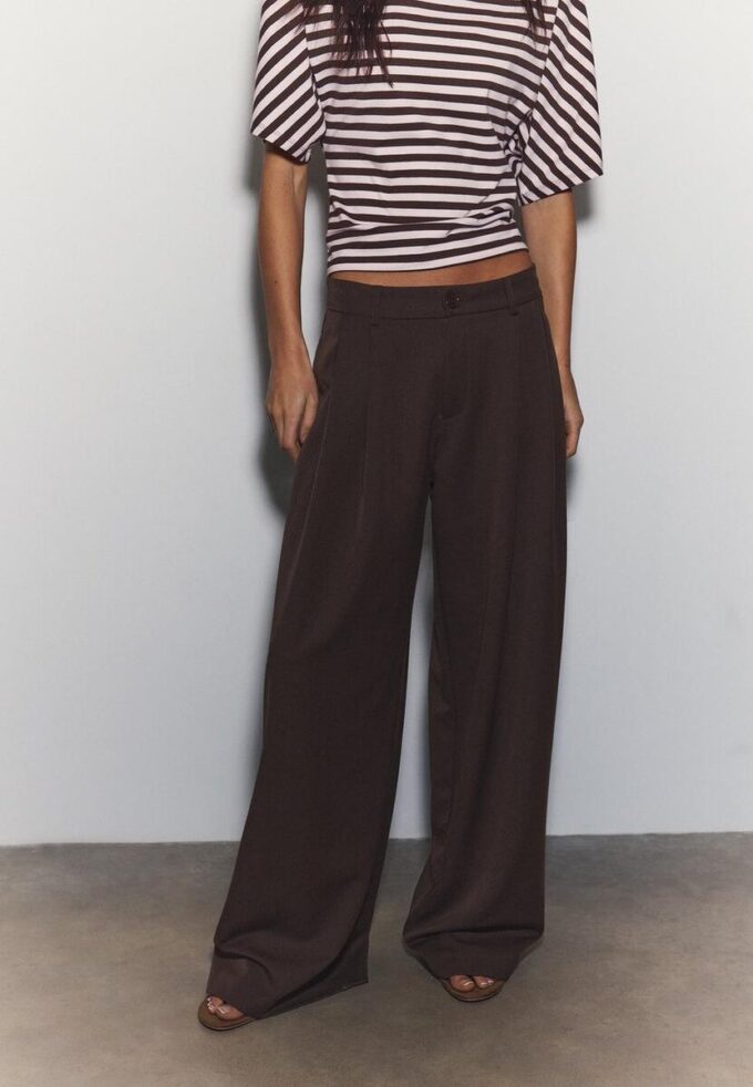 Getailleerde broek met Wide Leg pijpen en coupenaden Getailleerde broek met Wide Leg pijpen en coupenaden