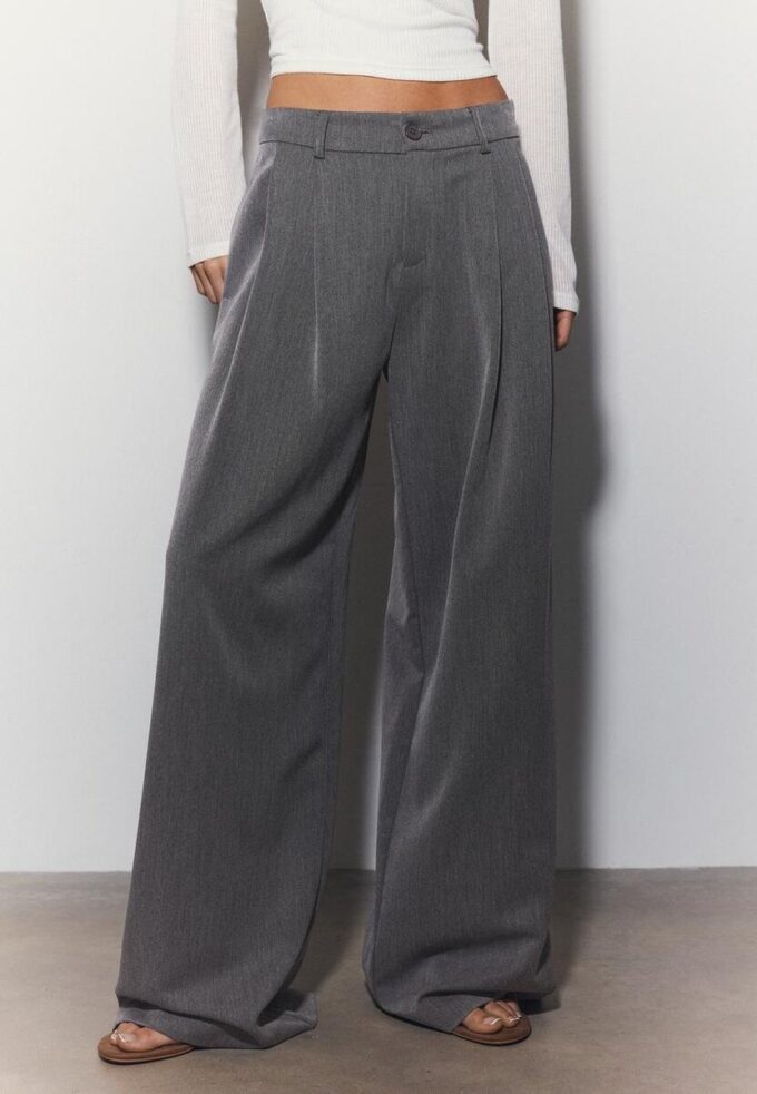 Getailleerde broek met Wide Leg pijpen en coupenaden Getailleerde broek met Wide Leg pijpen en coupenaden