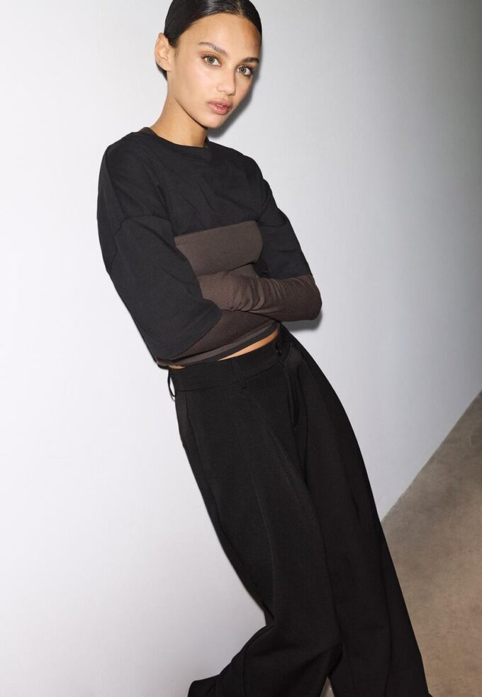 Getailleerde broek met Wide Leg pijpen en coupenaden Getailleerde broek met Wide Leg pijpen en coupenaden