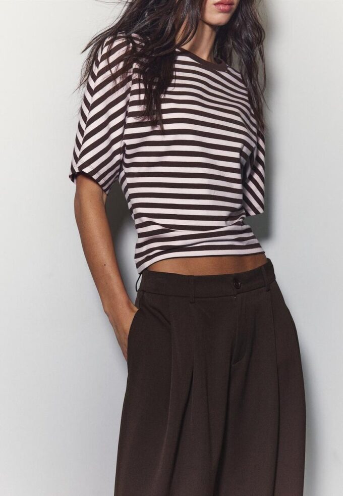 Getailleerde broek met Wide Leg pijpen en coupenaden Getailleerde broek met Wide Leg pijpen en coupenaden