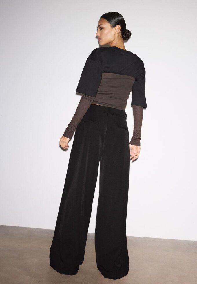 Getailleerde broek met Wide Leg pijpen en coupenaden Getailleerde broek met Wide Leg pijpen en coupenaden