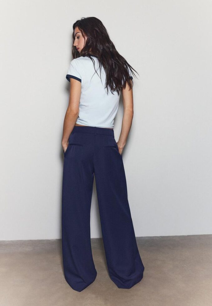 Getailleerde broek met Wide Leg pijpen en coupenaden Getailleerde broek met Wide Leg pijpen en coupenaden