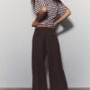 Getailleerde broek met Wide Leg pijpen en coupenaden Getailleerde broek met Wide Leg pijpen en coupenaden