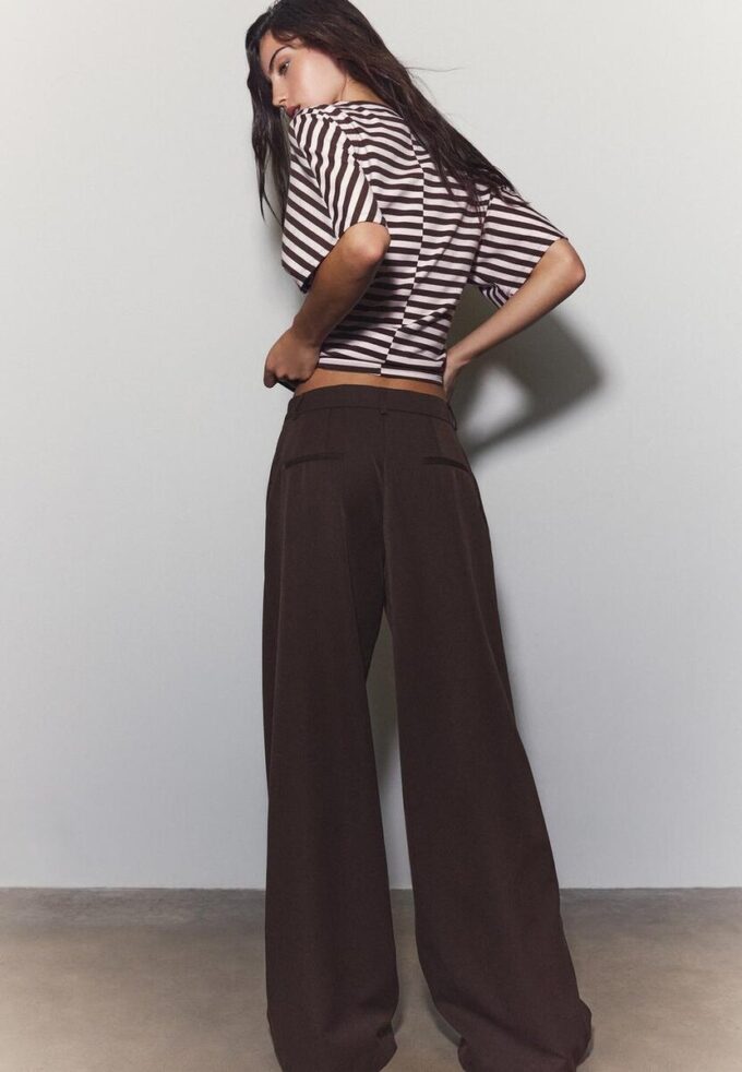 Getailleerde broek met Wide Leg pijpen en coupenaden Getailleerde broek met Wide Leg pijpen en coupenaden