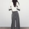 Getailleerde broek met Wide Leg pijpen en coupenaden Getailleerde broek met Wide Leg pijpen en coupenaden