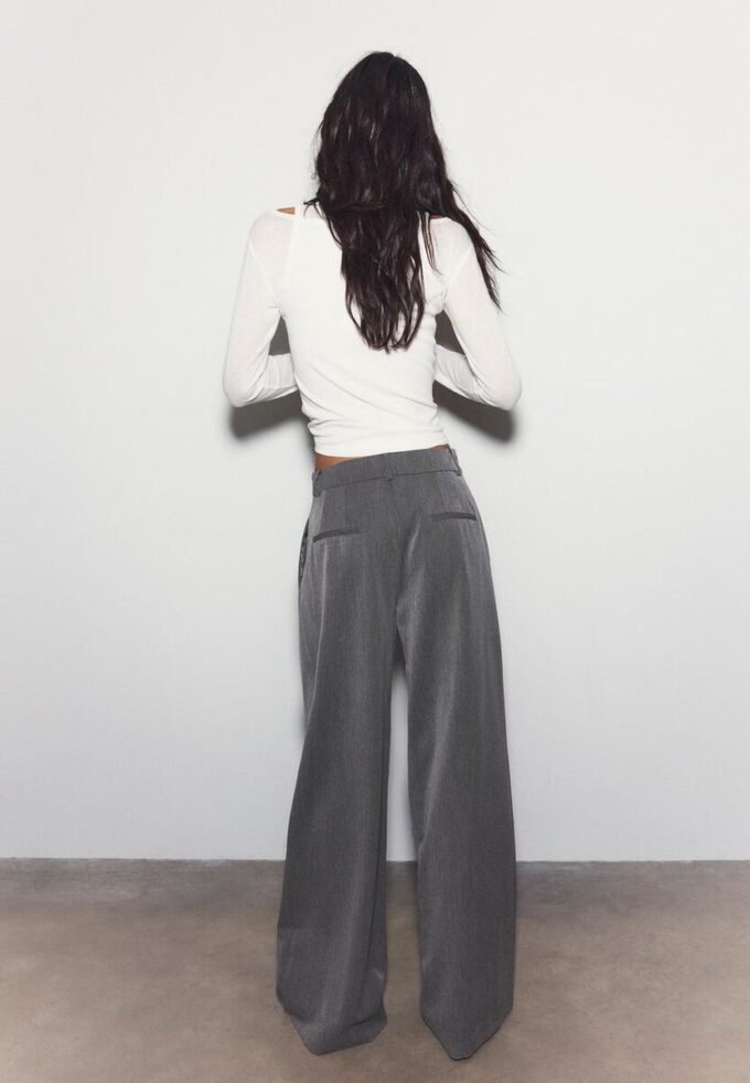 Getailleerde broek met Wide Leg pijpen en coupenaden Getailleerde broek met Wide Leg pijpen en coupenaden