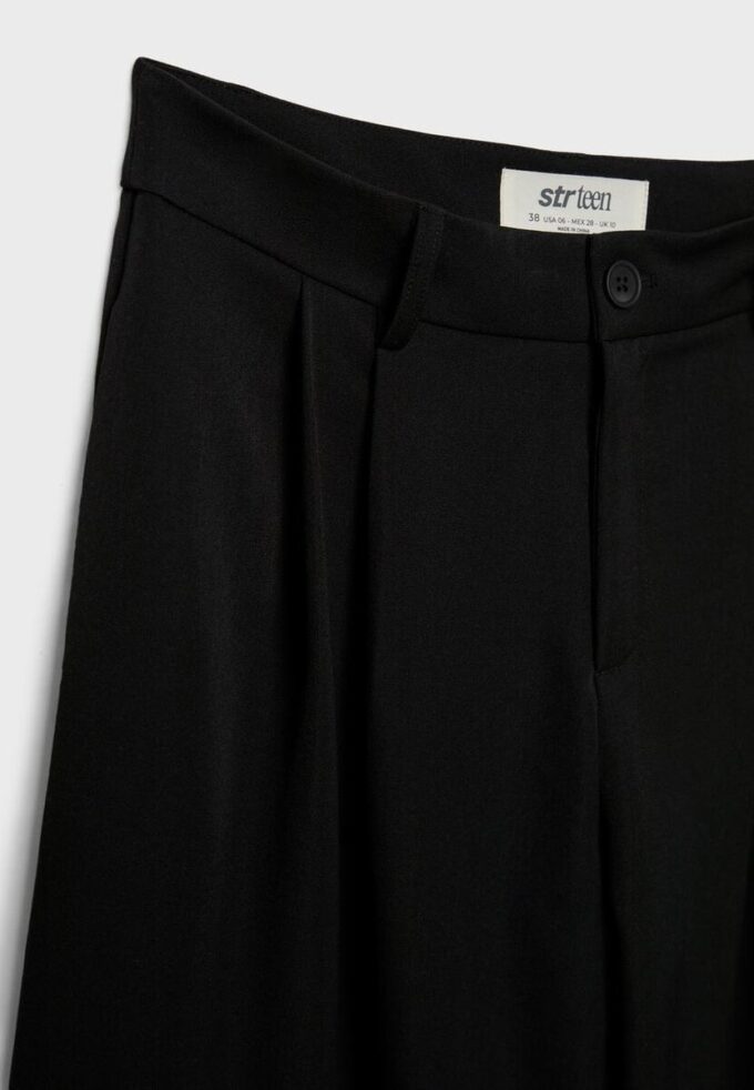 Getailleerde broek met Wide Leg pijpen en coupenaden Getailleerde broek met Wide Leg pijpen en coupenaden