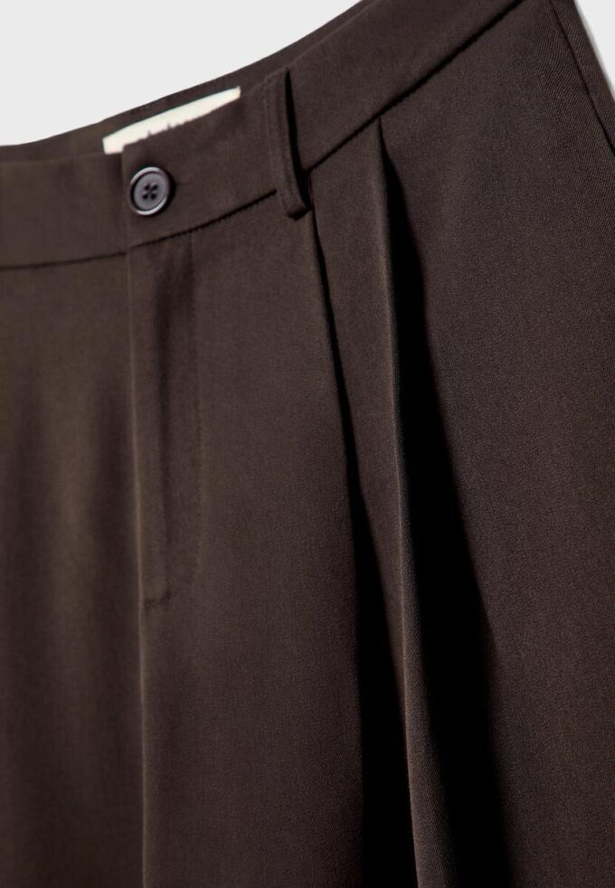 Getailleerde broek met Wide Leg pijpen en coupenaden Getailleerde broek met Wide Leg pijpen en coupenaden