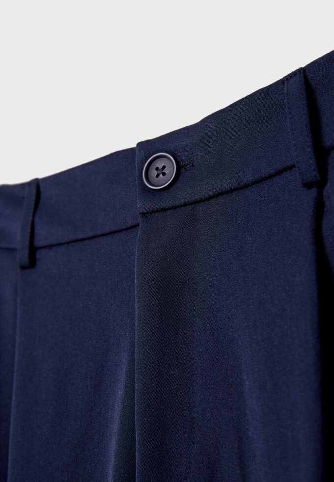 Getailleerde broek met Wide Leg pijpen en coupenaden Getailleerde broek met Wide Leg pijpen en coupenaden