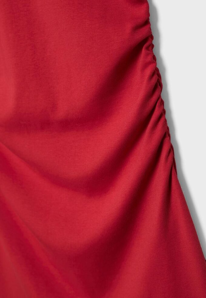 Getailleerde korte jurk met gerimpelde details Getailleerde korte jurk met gerimpelde details
