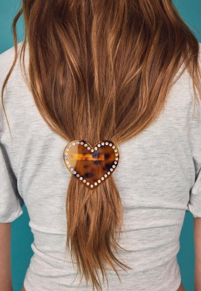 Hartvormige clip met studs