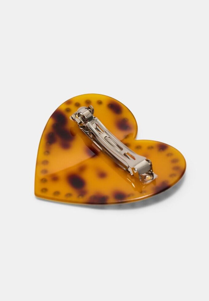 Hartvormige clip met studs