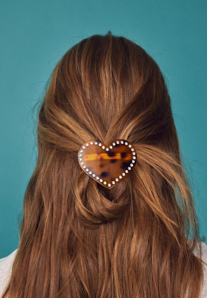 Hartvormige clip met studs