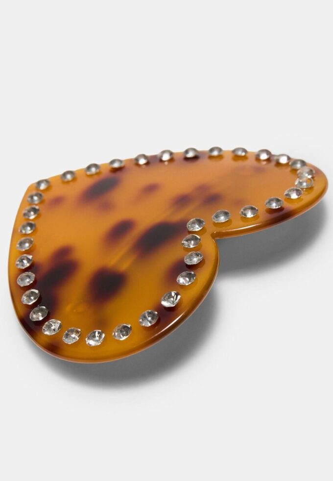 Hartvormige clip met studs