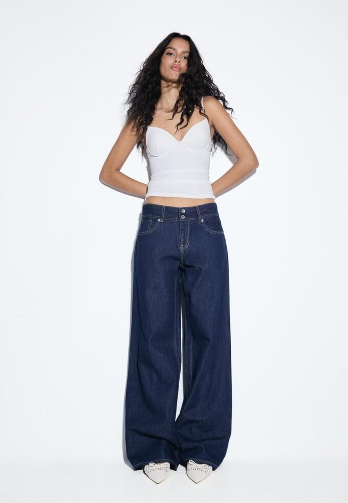 Jeans met lage taille en dubbele knoopsluiting Jeans met lage taille en dubbele knoopsluiting