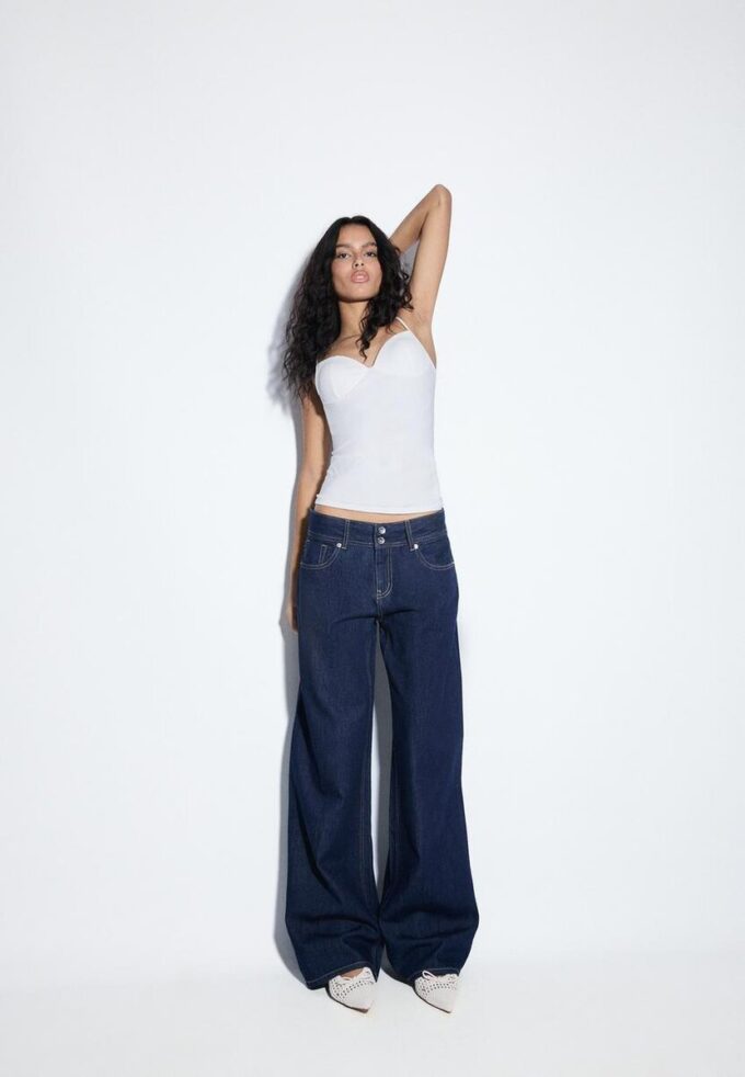 Jeans met lage taille en dubbele knoopsluiting Jeans met lage taille en dubbele knoopsluiting