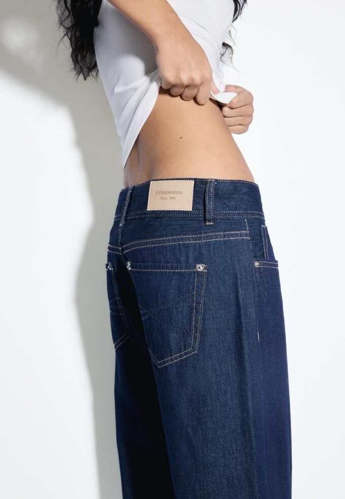 Jeans met lage taille en dubbele knoopsluiting Jeans met lage taille en dubbele knoopsluiting
