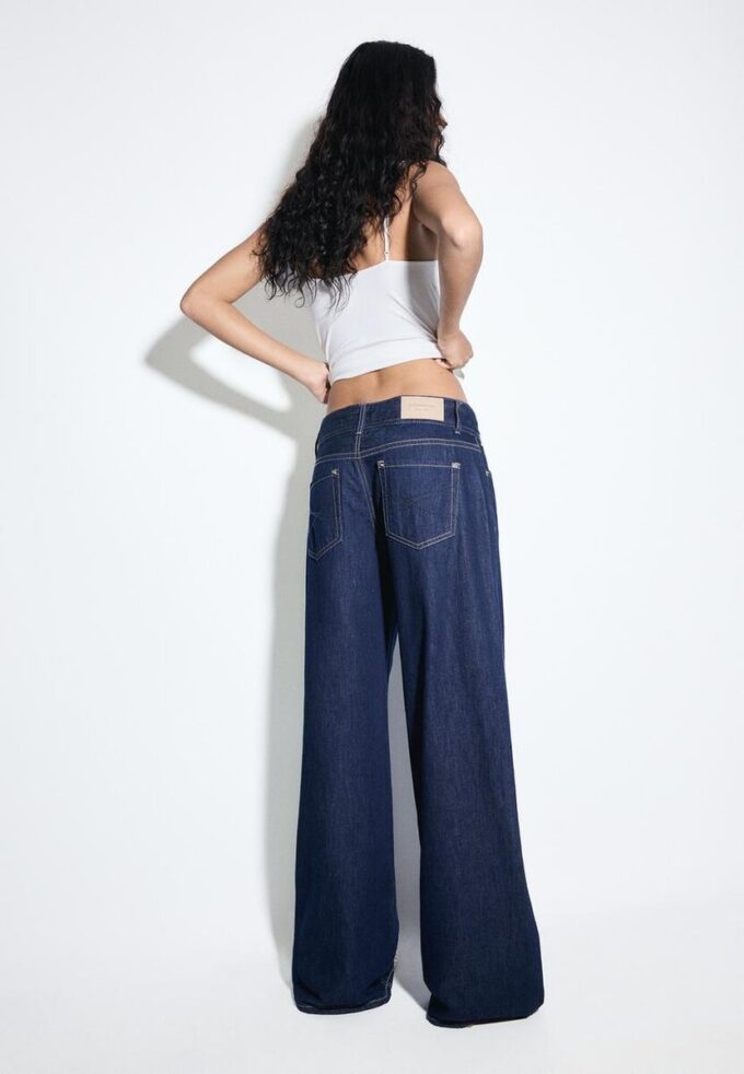 Jeans met lage taille en dubbele knoopsluiting Jeans met lage taille en dubbele knoopsluiting