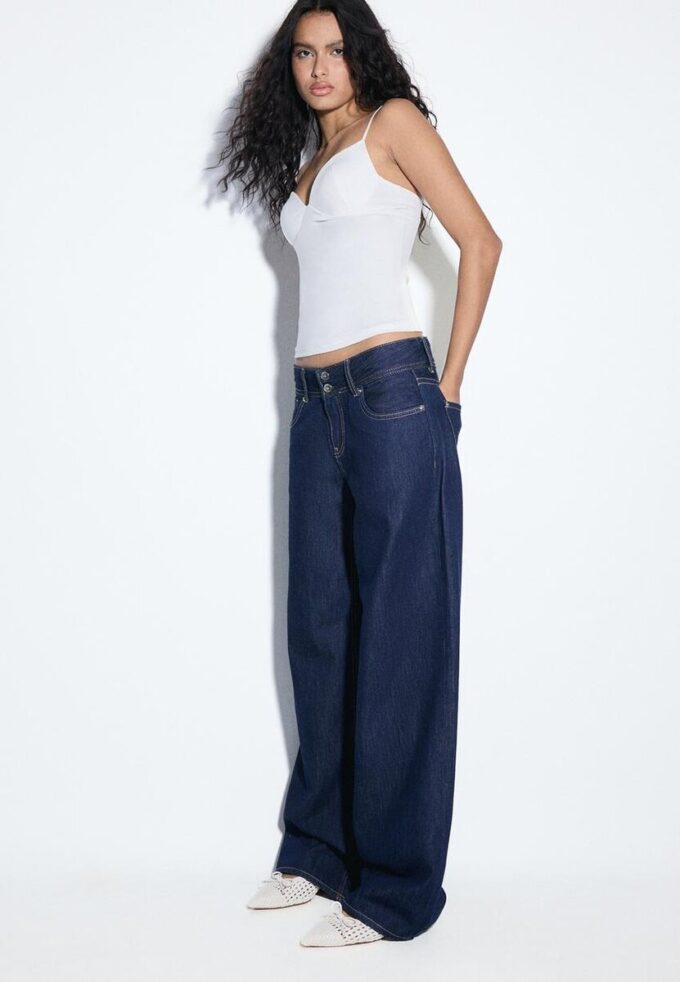 Jeans met lage taille en dubbele knoopsluiting Jeans met lage taille en dubbele knoopsluiting