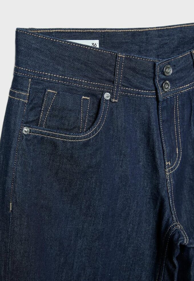 Jeans met lage taille en dubbele knoopsluiting Jeans met lage taille en dubbele knoopsluiting