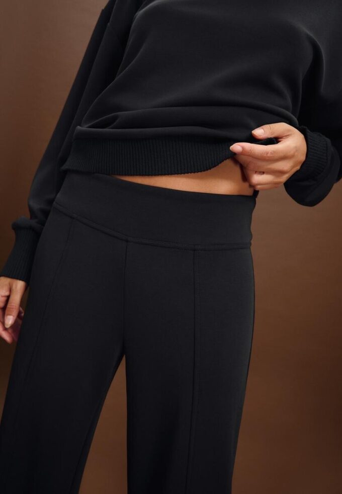 Joggingbroek met rechte pijpen en Soft-Touch-gevoel met plooidetails Joggingbroek met rechte pijpen en Soft-Touch-gevoel met plooidetails