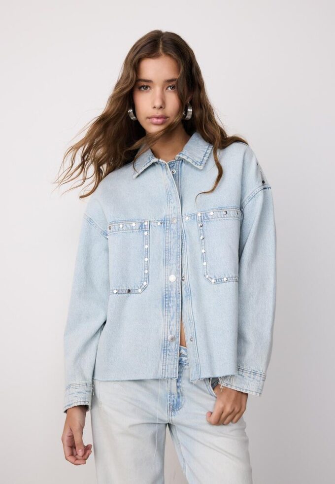 Kort denim overshirt met studs Kort denim overshirt met studs