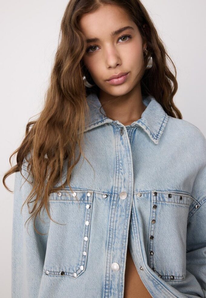 Kort denim overshirt met studs Kort denim overshirt met studs