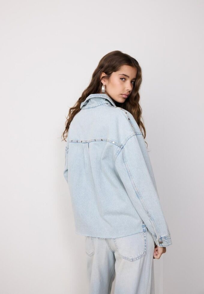 Kort denim overshirt met studs Kort denim overshirt met studs