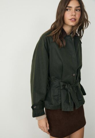 Korte gewaxte trenchcoat met riem