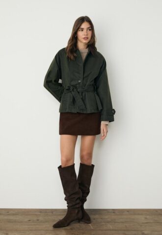 Korte gewaxte trenchcoat met riem