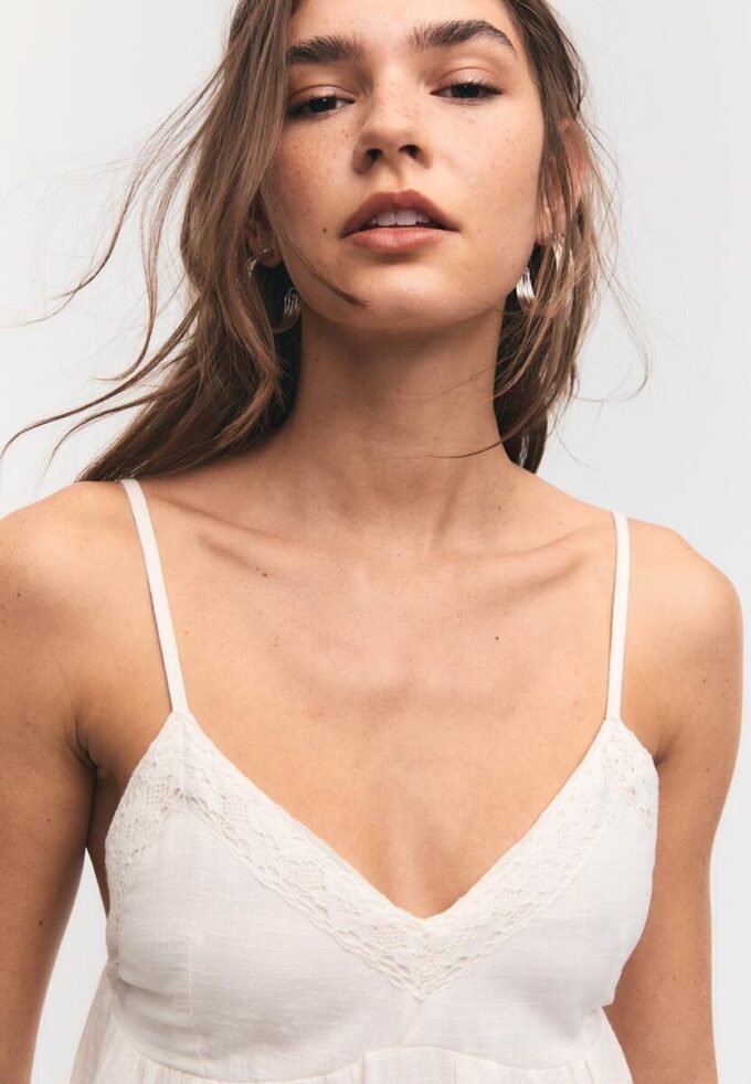 Korte jurk met kanten details Korte jurk met kanten details