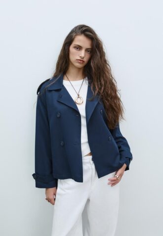 Korte, soepel vallende trenchcoat met riem