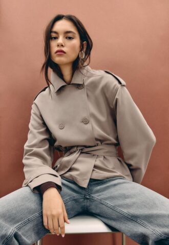 Korte, soepel vallende trenchcoat met riem