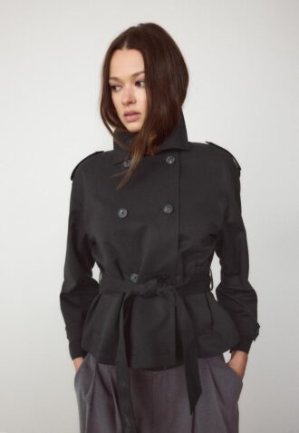 Korte, soepel vallende trenchcoat met riem