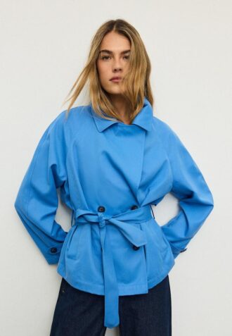 Korte, soepel vallende trenchcoat met riem