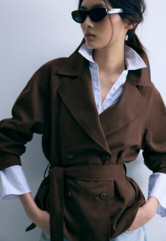 Korte, soepel vallende trenchcoat met riem