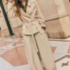 Korte, soepel vallende trenchcoat met riem