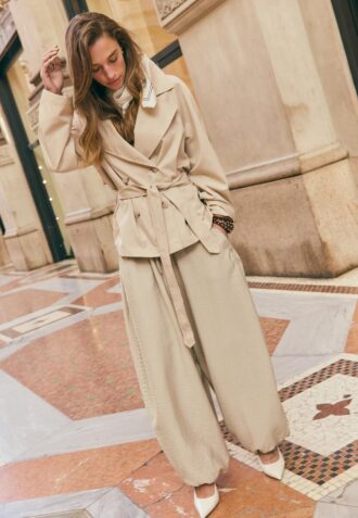 Korte, soepel vallende trenchcoat met riem