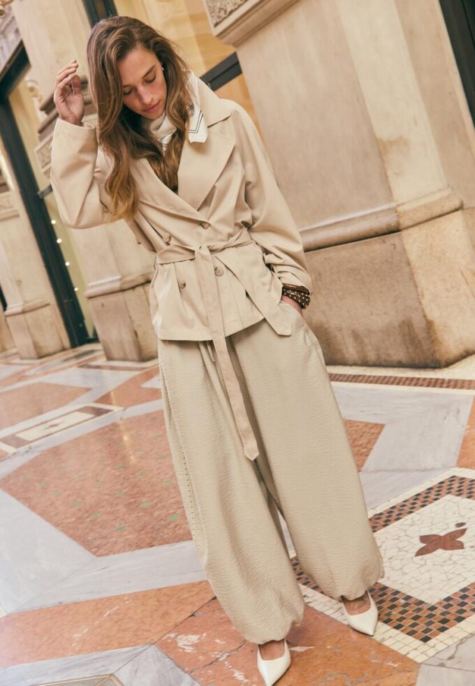 Korte, soepel vallende trenchcoat met riem