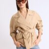 Korte, soepel vallende trenchcoat met riem