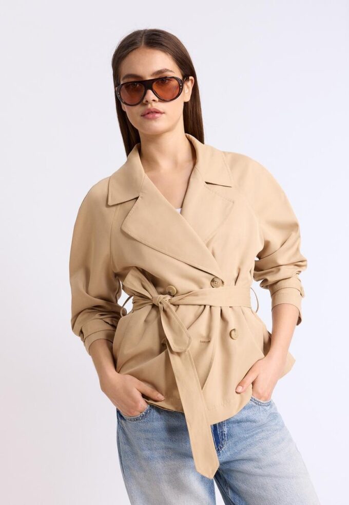 Korte, soepel vallende trenchcoat met riem