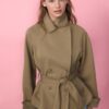 Korte, soepel vallende trenchcoat met riem