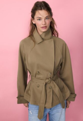 Korte, soepel vallende trenchcoat met riem