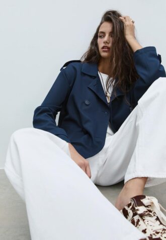 Korte, soepel vallende trenchcoat met riem