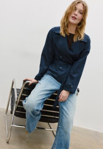 Korte, soepel vallende trenchcoat met riem