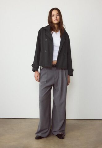 Korte, soepel vallende trenchcoat met riem