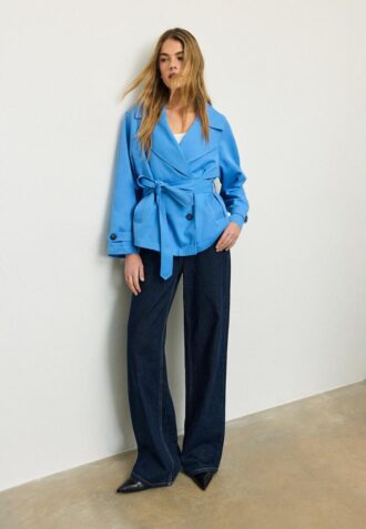 Korte, soepel vallende trenchcoat met riem