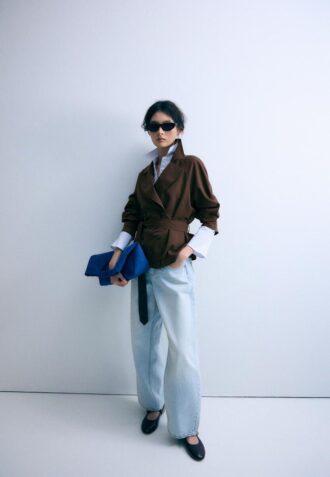 Korte, soepel vallende trenchcoat met riem